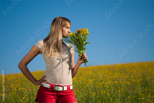 Photo: junge Frau mit Blumen zum Muttertag junge Frau mit Blumen zum Muttertag