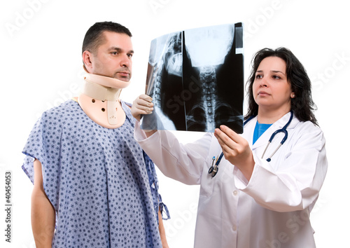 Foto: Caucasian female doctor looking at neck x-ray isolated Caucasian female doctor looking at neck x-ray isolated