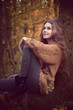 Foto: Beautiful cute woman resting in the forest Beautiful cute woman resting in the forest