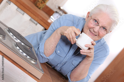 Foto: Senior woman enjoying a cup of tea Senior woman enjoying a cup of tea