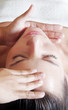 Foto: Top view of hands massaging a lady's head. Top view of hands massaging a lady's head.