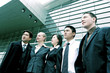Foto: career men and women standing in a row. career men and women standing in a row.