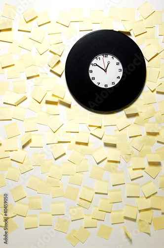 Foto: wall full with stick-on phone messages during lunch time. wall full with stick-on phone messages during lunch time.