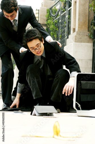 Foto: A man helping his friend. A man helping his friend.