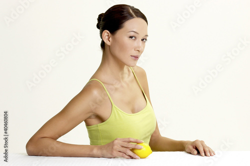 Foto: Woman holding a lemon. Woman holding a lemon.
