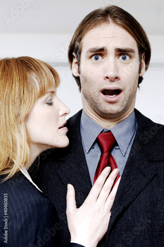 Foto: Businesswoman seducing her colleague. Businesswoman seducing her colleague.