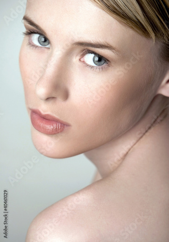 Foto: Woman looking at the camera. Woman looking at the camera.