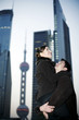 Foto: Man carrying up his girlfriend. Man carrying up his girlfriend.