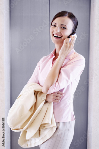 Foto: Businesswoman talking on the handphone. Businesswoman talking on the handphone.