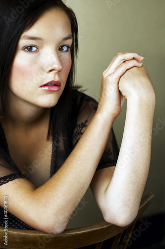 Foto: Woman staring at the camera. Woman staring at the camera.