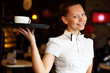 Foto: Portrait of young waitress holding a tray Portrait of young waitress holding a tray