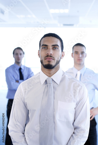 Foto: Businessmen posing for the camera. Businessmen posing for the camera.