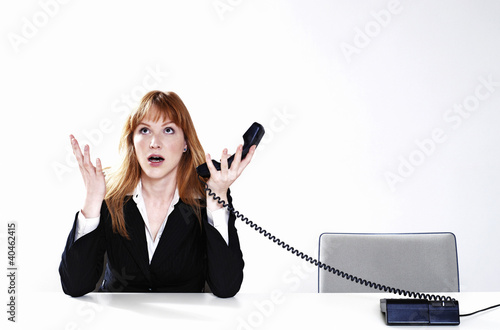 Foto: Businesswoman getting frustrated with her customer. Businesswoman getting frustrated with her customer.