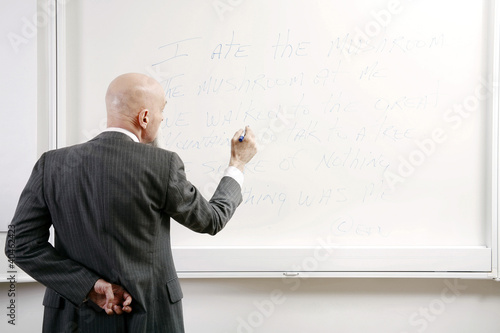 Foto: Professor writing on the white board. Professor writing on the white board.