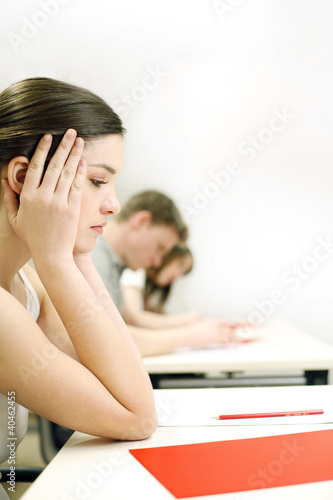 Foto: Woman not paying attention in class. Woman not paying attention in class.