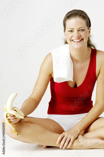 Foto: Woman holding peeled banana. Woman holding peeled banana.