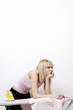 Foto: Businesswoman daydreaming while ironing clothes. Businesswoman daydreaming while ironing clothes.