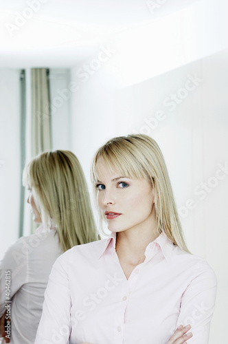 Foto: Businesswoman posing for the camera. Businesswoman posing for the camera.