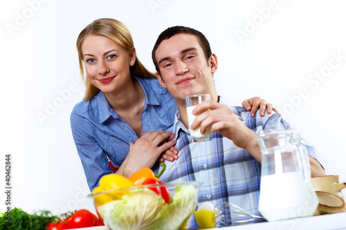 Foto: Husband and wife together coooking at home Husband and wife together coooking at home