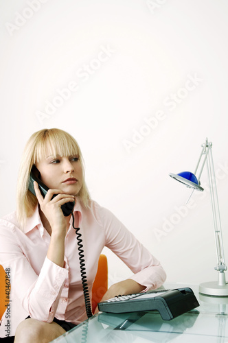 Foto: Businesswoman talking on the phone. Businesswoman talking on the phone.