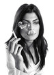 Foto: Businesswoman smoking cigarette. Businesswoman smoking cigarette.