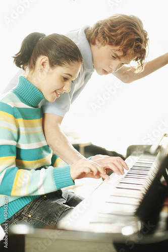 Foto: Boy teaching his sister. Boy teaching his sister.