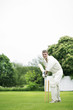 Foto: Man holding a cricket bat Man holding a cricket bat
