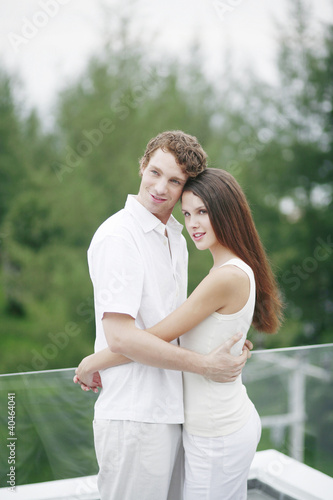 Foto: Couple hugging each other at the balcony Couple hugging each other at the balcony