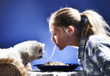 Foto: Girl sharing spaghetti with her dog Girl sharing spaghetti with her dog