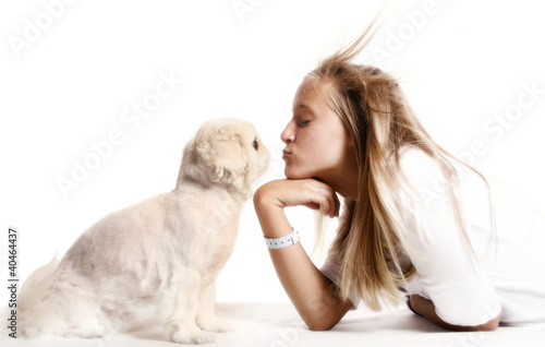 Foto: Girl kissing dog Girl kissing dog