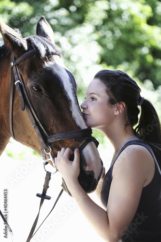 Foto: Woman kissing horse Woman kissing horse