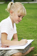Foto: Girl drawing Girl drawing