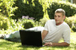Foto: Young man with laptop Young man with laptop
