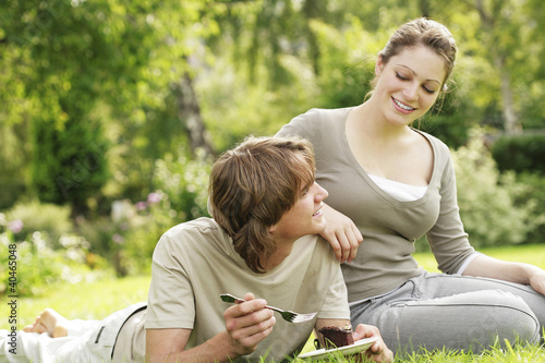 Foto: Couple indulging in a piece of chocolate cake Couple indulging in a piece of chocolate cake