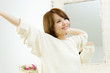 Foto: Beautiful young woman relaxing in the room Beautiful young woman relaxing in the room