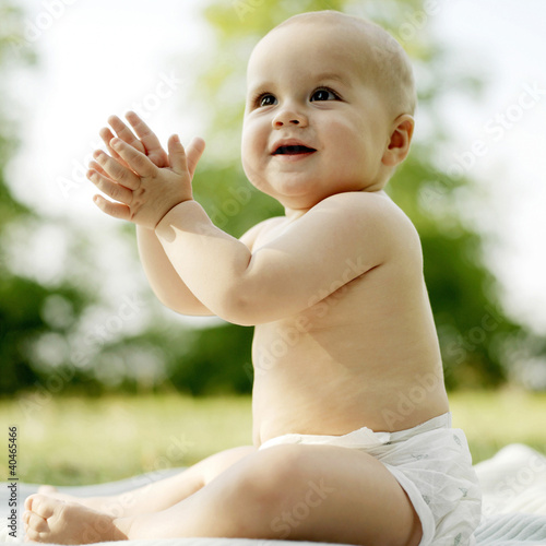 Foto: Baby boy smiling while clapping his hands Baby boy smiling while clapping his hands