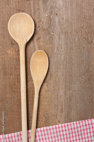 Foto: 2 Kochlöffel und Serviette auf einem Holzbrett 2 Kochlöffel und Serviette auf einem Holzbrett