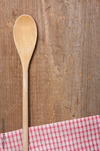 Foto: Kochlöffel und Serviette auf einem Holzbrett Kochlöffel und Serviette auf einem Holzbrett