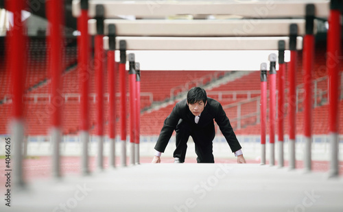 Foto: Businessman preparing to jump hurdles Businessman preparing to jump hurdles