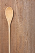 Foto: Ovaler Kochlöffel auf einem Holzbrett Ovaler Kochlöffel auf einem Holzbrett
