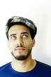 Foto: Man in beret looking up Man in beret looking up