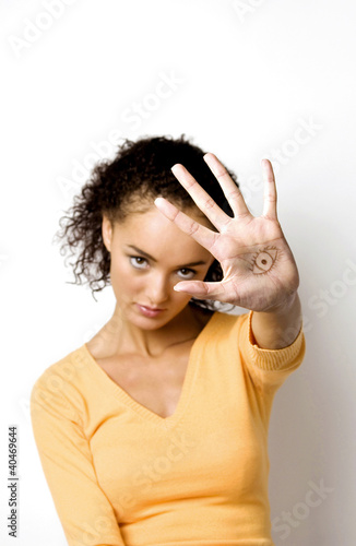 Foto: Woman showing an eye on her palm Woman showing an eye on her palm