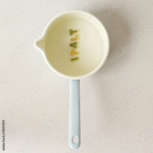 Foto: Some alphabet pasta being arranged into a word Some alphabet pasta being arranged into a word
