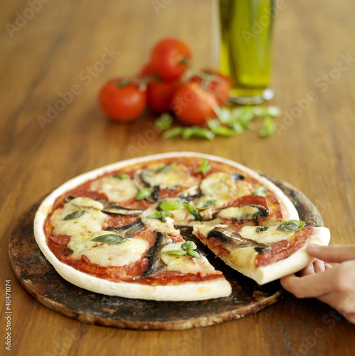 Foto: Close up of a ready-to-eat Italian pizza Close up of a ready-to-eat Italian pizza