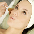 Foto: Hand applying powder foundation on woman's cheek Hand applying powder foundation on woman's cheek