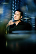 Foto: Man enjoying a glass of alcoholic beverage in the restaurant Man enjoying a glass of alcoholic beverage in the restaurant