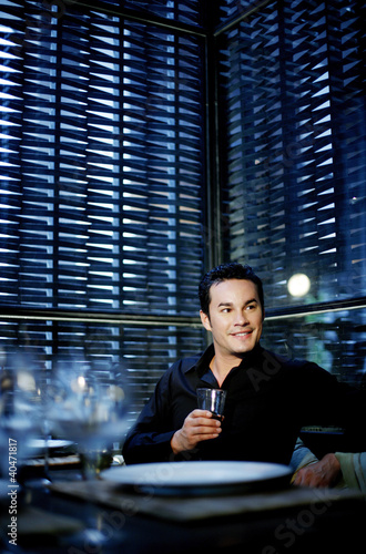 Foto: Man enjoying a glass of alcoholic beverage in the restaurant Man enjoying a glass of alcoholic beverage in the restaurant