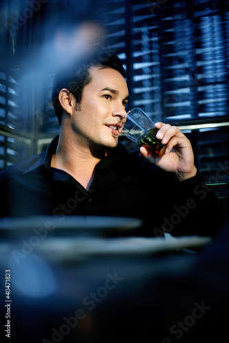 Foto: Man enjoying a glass of alcoholic beverage in the restaurant Man enjoying a glass of alcoholic beverage in the restaurant