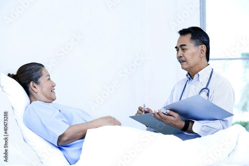 Foto: Doctor and patient in ward Doctor and patient in ward