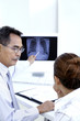 Foto: Doctor consulting patient Doctor consulting patient